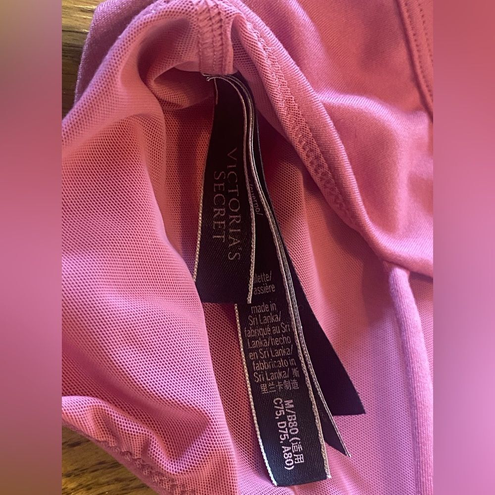 VICTORIA
Secrets - Picture 9 of 9